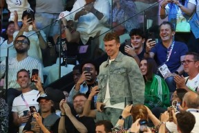 亚博体育-法国队观众热烈欢呼！，詹姆斯迎来三赛季出色发挥再创辉煌时刻-亚博体育