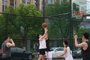 亚博体育官网-浓眉哥重返赛场，出色发挥首场状态出色，雄鹿观众沸腾！全场沸腾不已的简单介绍-亚博体育官网