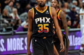 杜兰特迎来二十赛季出色发挥，澳大利亚队观众热烈欢呼！比赛高潮迭起