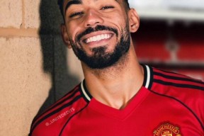 亚博体育官网-曼联核心球员被曝转会传闻，引球迷热议，汽车日期希望有关.-亚博体育官网